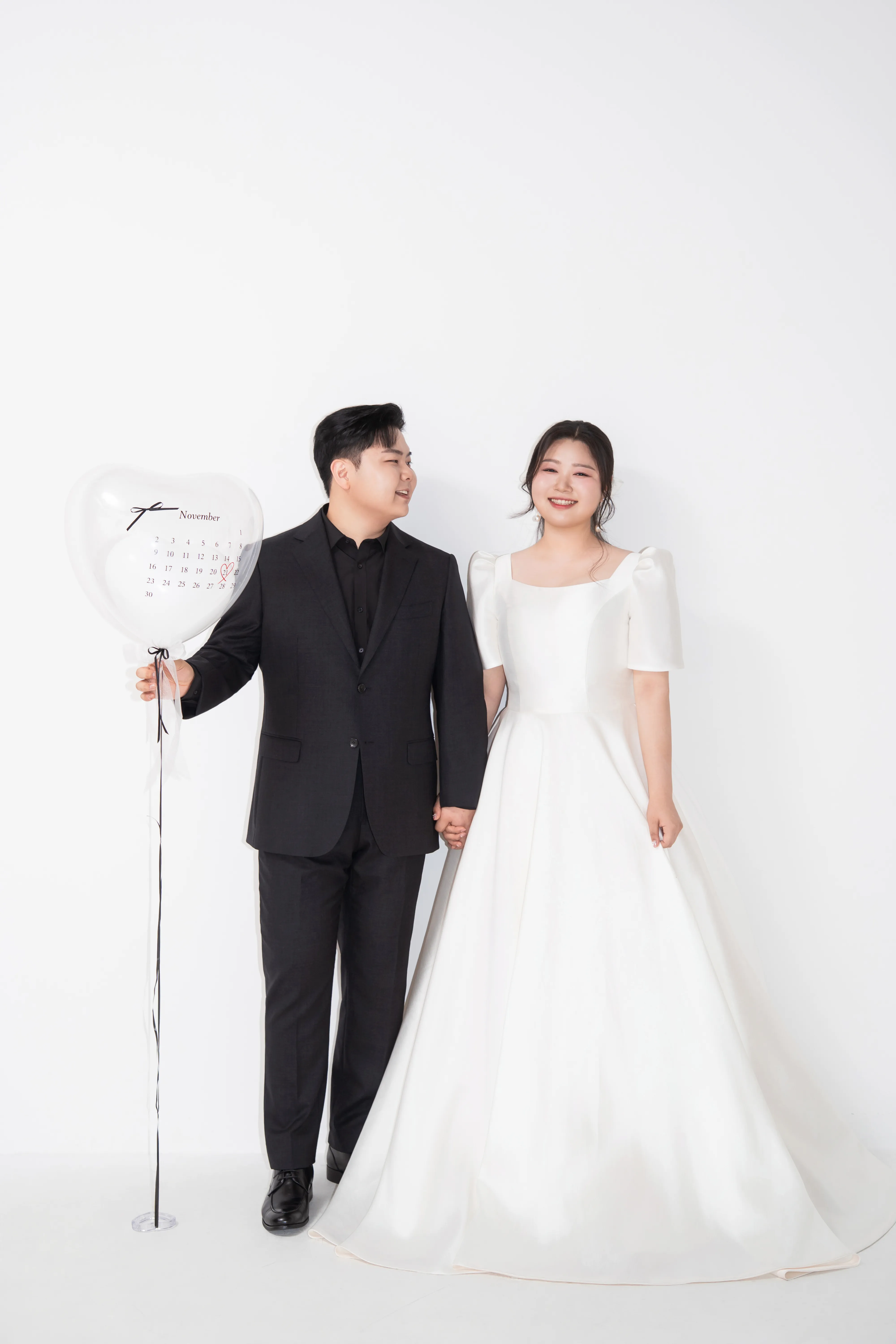손을 잡고 함께 걸어가는 신랑과 신부
